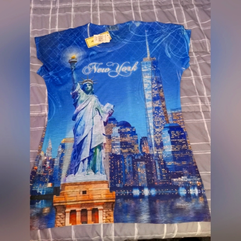 Beautiful Vibrant Blue LADY LIBERTY New York tee